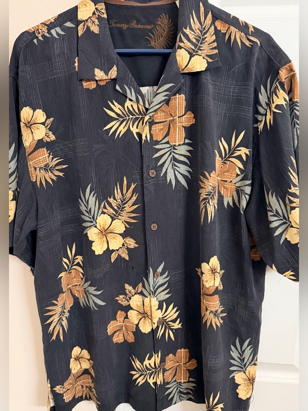 Tommy Bahama 100% Silk Tropical Themed Mens L Short Sleeve Button Up Shirt